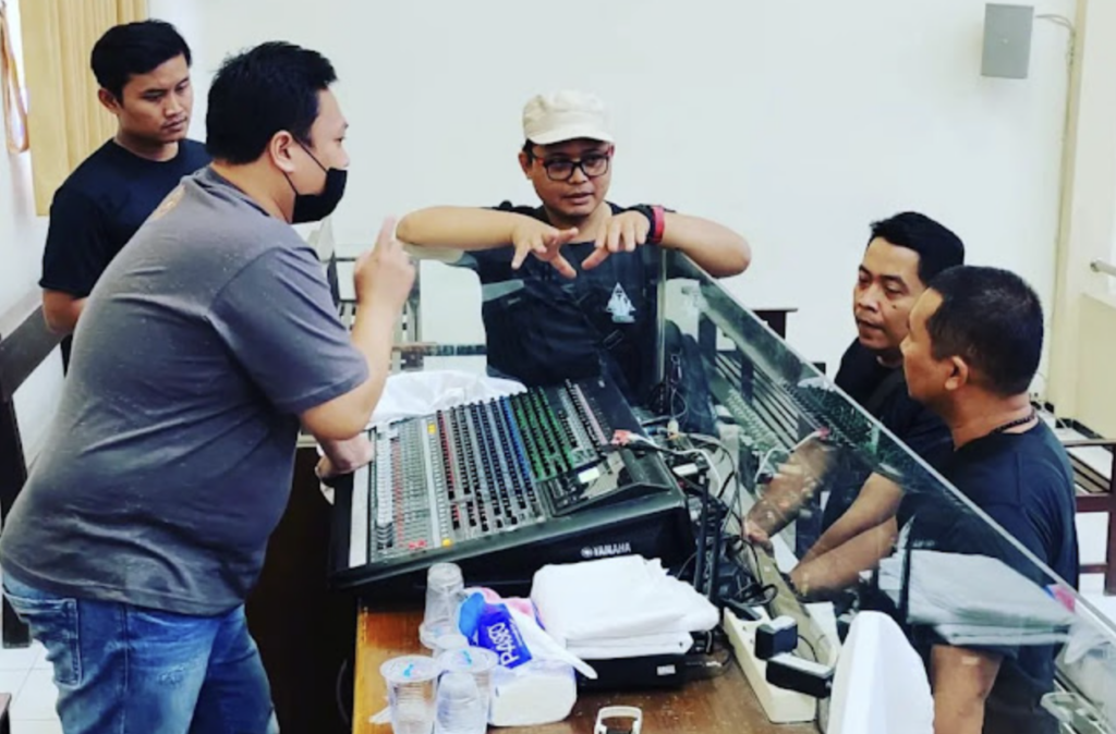 Multimedia GKJW Jemaat Ponorogo Studi Banding ke Multimedia GKJW Jemaat Wiyung Surabaya